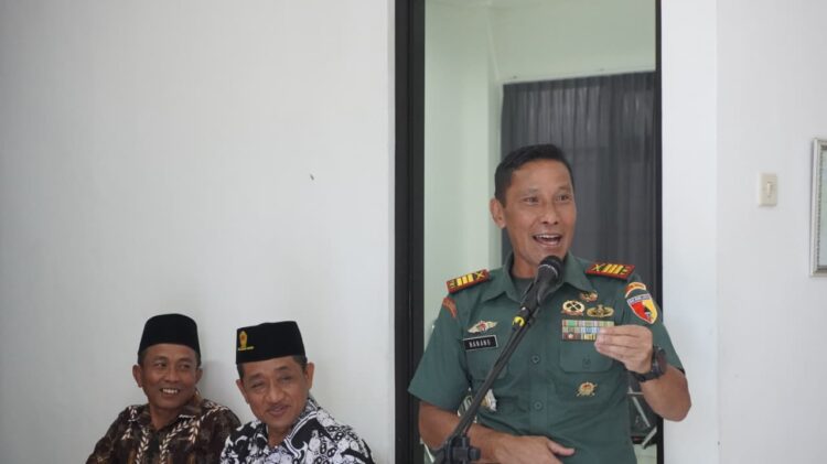 Danramil Purwoasri Kapten Inf Nanang Mashuri menyampaikan membuka Pelatihan Menjahit Balai Latihan Kerja Komunitas BLKK di Pondok Pesantren Miftahul Huda Desa Blawe Kecamatan Purwoasri Kabupaten Kediri Rabu 1012 Foto Dok LINES Kediri