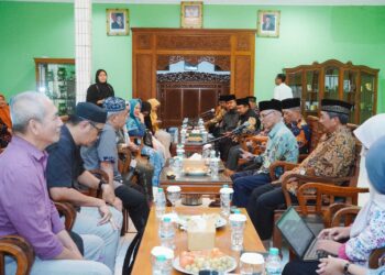 Dinkes Jawa Timur bersama BRIN melakukan riset tata kelola kesehatan pesantren di Pondok Pesantren Wali Barokah Kediri sebagai bagian program Ponpes Sehat Berdaya, Senin (14/12). Foto: Dok. KIM PPWB