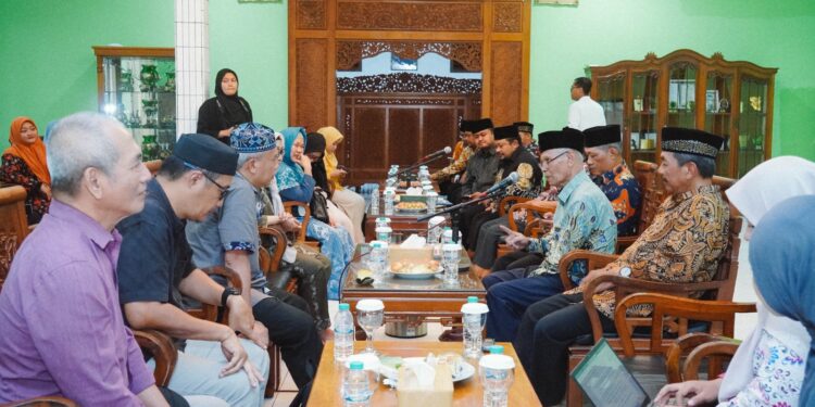 Dinkes Jawa Timur bersama BRIN melakukan riset tata kelola kesehatan pesantren di Pondok Pesantren Wali Barokah Kediri sebagai bagian program Ponpes Sehat Berdaya, Senin (14/12). Foto: Dok. KIM PPWB