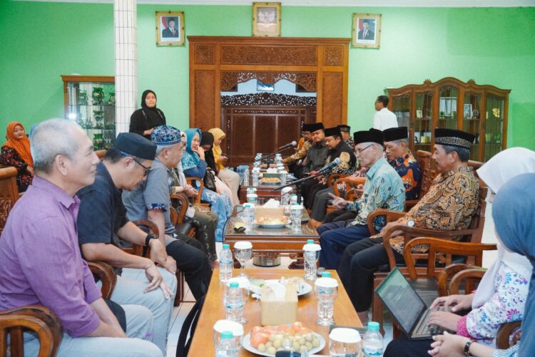 Dinkes Jawa Timur bersama BRIN melakukan riset tata kelola kesehatan pesantren di Pondok Pesantren Wali Barokah Kediri sebagai bagian program Ponpes Sehat Berdaya Senin 1412 Foto Dok KIM PPWB