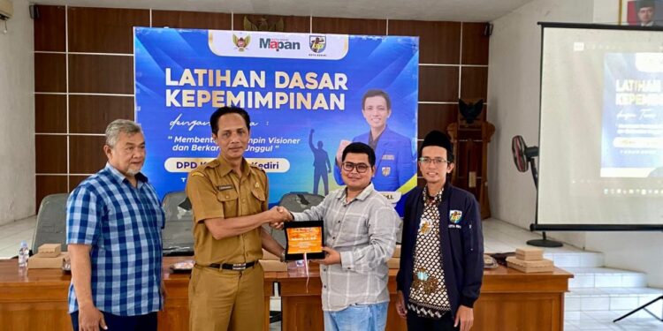Kepala Bidang Pemuda pada Dinas Kebudayaan, Pariwisata, Pemuda, dan Olahraga (Disbudparpora) Kota Kediri, Aris Fachrudin mendorong pemuda jadi pemimpin visioner melalui perencanaan hidup, karakter kuat, dan kepemimpinan. Foto: Dok. LINES Kediri