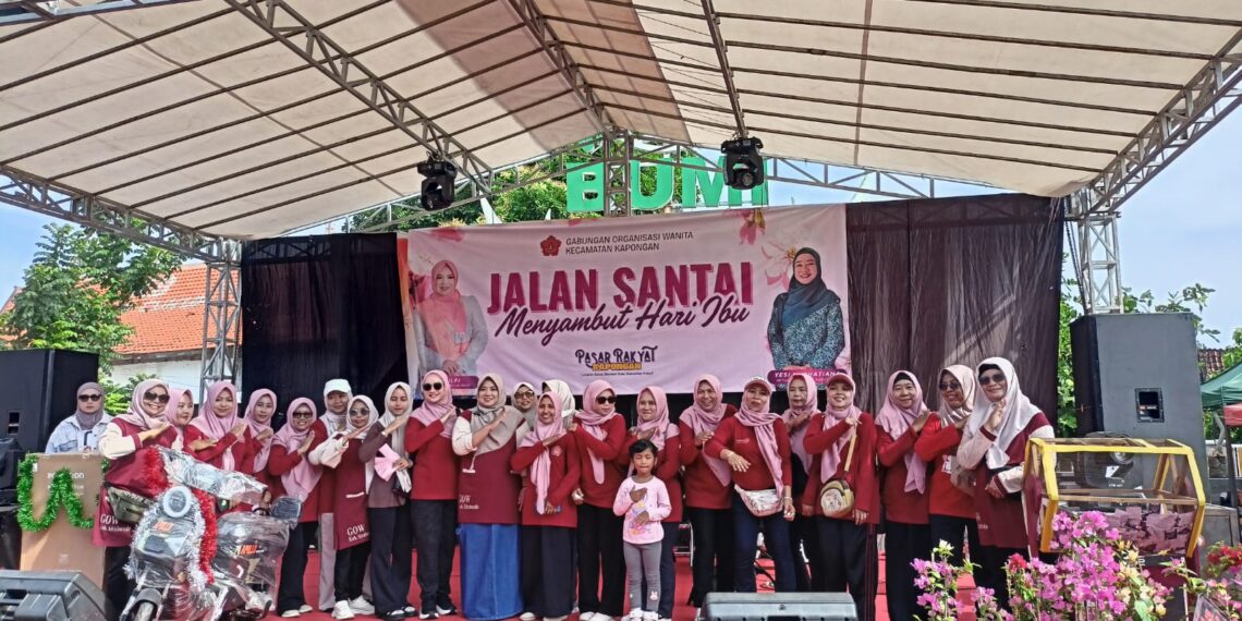 Pengurus Gabungan Organisasi Wanita GOW Kecamatan Kapongan berfoto bersama usai kegiatan Jalan Santai memperingati Hari Ibu yang dirangkai dengan Pasar Rakyat di Lapangan Kapongan Sabtu 2012 Foto Dok LINES Situbondo