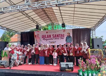 Pengurus Gabungan Organisasi Wanita (GOW) Kecamatan Kapongan berfoto bersama usai kegiatan Jalan Santai memperingati Hari Ibu yang dirangkai dengan Pasar Rakyat di Lapangan Kapongan, Sabtu (20/12). Foto: Dok. LINES Situbondo.