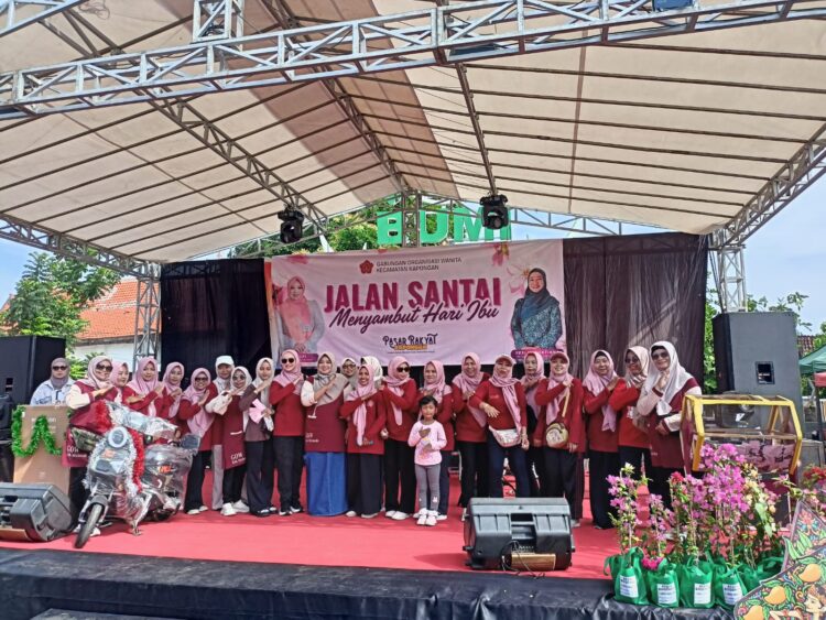 Pengurus Gabungan Organisasi Wanita GOW Kecamatan Kapongan berfoto bersama usai kegiatan Jalan Santai memperingati Hari Ibu yang dirangkai dengan Pasar Rakyat di Lapangan Kapongan Sabtu 2012 Foto Dok LINES Situbondo
