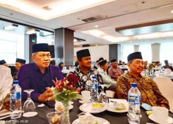 Ketua DPD LDII Kota Kediri Agung Riyanto (kiri) mengikuti Pertemuan Koordinasi Mitra Germas yang digelar Dinas Kesehatan Kota Kediri di Ruang Tegowangi, Grand Surya Hotel, Selasa (2/12). Kegiatan ini menjadi sarana penguatan kolaborasi dalam mendorong pola hidup sehat di masyarakat. Foto: Dok. Lines Kota Kediri