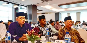 Ketua DPD LDII Kota Kediri Agung Riyanto (kiri) mengikuti Pertemuan Koordinasi Mitra Germas yang digelar Dinas Kesehatan Kota Kediri di Ruang Tegowangi, Grand Surya Hotel, Selasa (2/12). Kegiatan ini menjadi sarana penguatan kolaborasi dalam mendorong pola hidup sehat di masyarakat. Foto: Dok. Lines Kota Kediri