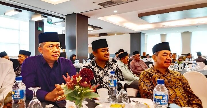 Ketua DPD LDII Kota Kediri Agung Riyanto (kiri) mengikuti Pertemuan Koordinasi Mitra Germas yang digelar Dinas Kesehatan Kota Kediri di Ruang Tegowangi, Grand Surya Hotel, Selasa (2/12). Kegiatan ini menjadi sarana penguatan kolaborasi dalam mendorong pola hidup sehat di masyarakat. Foto: Dok. Lines Kota Kediri