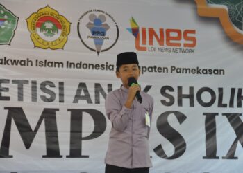 Seorang peserta Kompetisi Anak Sholih (KOMPAS) IX LDII Pamekasan tampil di atas panggung saat mengikuti cabang lomba ceramah agama. Ia menyampaikan materi di depan dewan juri dan para hadirin, Minggu (1/12). Foto: Dok. LINES Pamekasan.