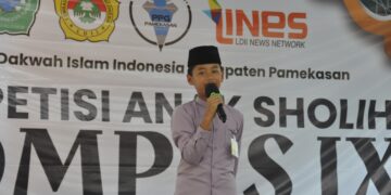 Seorang peserta Kompetisi Anak Sholih KOMPAS IX LDII Pamekasan tampil di atas panggung saat mengikuti cabang lomba ceramah agama Ia menyampaikan materi di depan dewan juri dan para hadirin Minggu 112 Foto Dok LINES Pamekasan