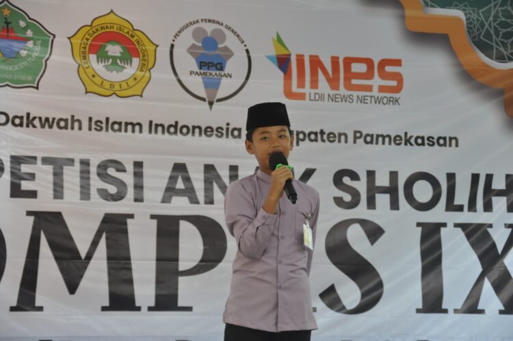 Seorang peserta Kompetisi Anak Sholih KOMPAS IX LDII Pamekasan tampil di atas panggung saat mengikuti cabang lomba ceramah agama Ia menyampaikan materi di depan dewan juri dan para hadirin Minggu 112 Foto Dok LINES Pamekasan