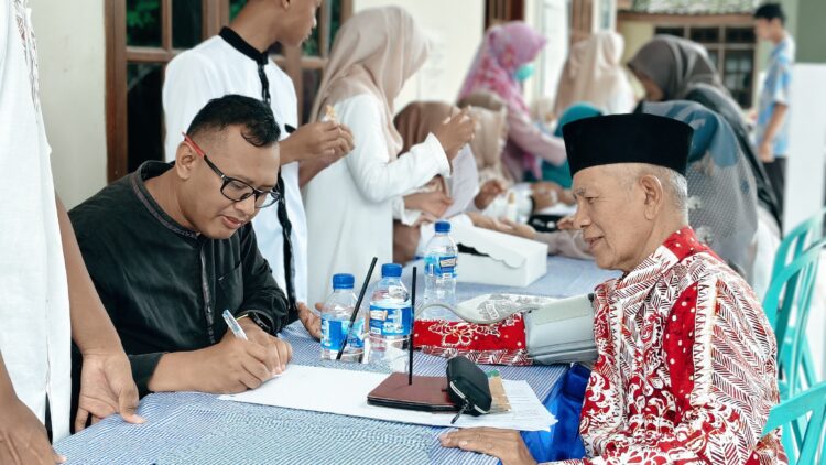 DPD LDII Kabupaten Banyuwangi bekerja sama dengan Forum Komunikasi Kesehatan Islam FKKI menggelar cek kesehatan gratis di Pondok Pesantren Nurul Huda Minggu 1412 Foto Dok LINES Banyuwangi