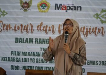 Kepala Seksi Upaya Kesehatan Masyarakat (UKM) dan Litbang RSUD Daha Husada Kediri, Nuzul Dwi Utami menekankan pentingnya pemenuhan gizi seimbang dalam kehidupan sehari-hari sebagai kunci menjaga kesehatan keluarga dalam jangka panjang. Foto: Dok. LINES Kediri