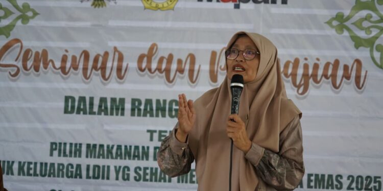 Kepala Seksi Upaya Kesehatan Masyarakat (UKM) dan Litbang RSUD Daha Husada Kediri, Nuzul Dwi Utami menekankan pentingnya pemenuhan gizi seimbang dalam kehidupan sehari-hari sebagai kunci menjaga kesehatan keluarga dalam jangka panjang. Foto: Dok. LINES Kediri