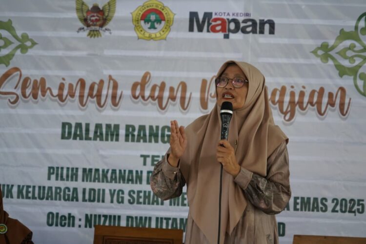 Kepala Seksi Upaya Kesehatan Masyarakat UKM dan Litbang RSUD Daha Husada Kediri Nuzul Dwi Utami menekankan pentingnya pemenuhan gizi seimbang dalam kehidupan sehari hari sebagai kunci menjaga kesehatan keluarga dalam jangka panjang Foto Dok LINES Kediri