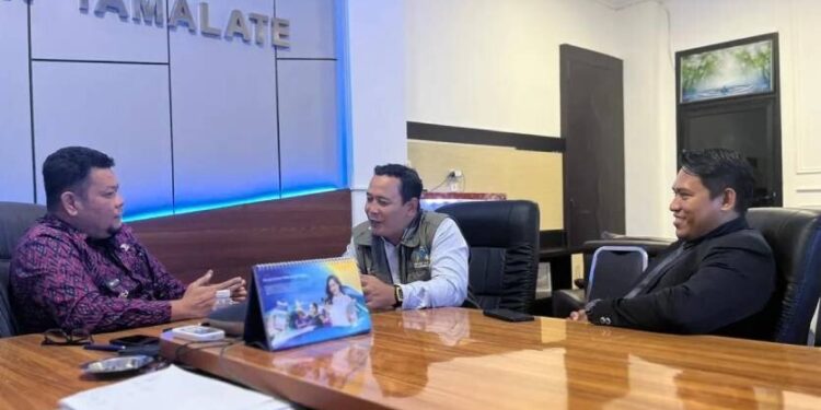 Ketua DPD LDII Kota Makassar Muammar Asykur berdiskusi dengan Camat Tamalate, Kamis (18/12), terkait rencana cek kesehatan gratis bagi masyarakat. Foto: Dok. LINES Makassar