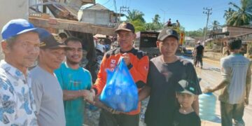 LDII Nagan Raya bersama Senkom Mitra Polri salurkan bantuan sembako bagi ribuan warga terdampak banjir bandang di Darul Makmur dan sekitarnya Foto Dok LINES