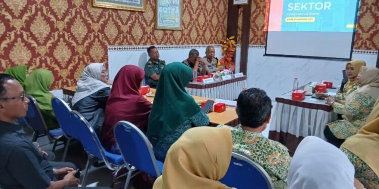 Para peserta dari berbagai unsur kecamatan, termasuk pemerintah, tenaga kesehatan, dan perwakilan organisasi masyarakat seperti Wanita LDII Maduran, mengikuti Dialog Lintas Sektor di Puskesmas Maduran, Lamongan, pada Kamis, 27 November 2025. Pertemuan ini membahas penguatan koordinasi dan peningkatan layanan kesehatan bagi masyarakat. Foto: Dok. LINES Lamongan