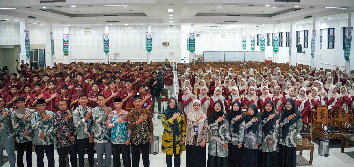 Santri PKPPS Ulya Wali Barokah Kota Kediri bersama jajaran pengasuh dan Wakil Direktur Akademik PSDKU Universitas Brawijaya (UB) Kediri Prof. Anik Martinah Hariati saat mengikuti Expo Kampus dan sosialisasi pendidikan tinggi, Kamis (18/12). Foto: Dok. KIM PPWB