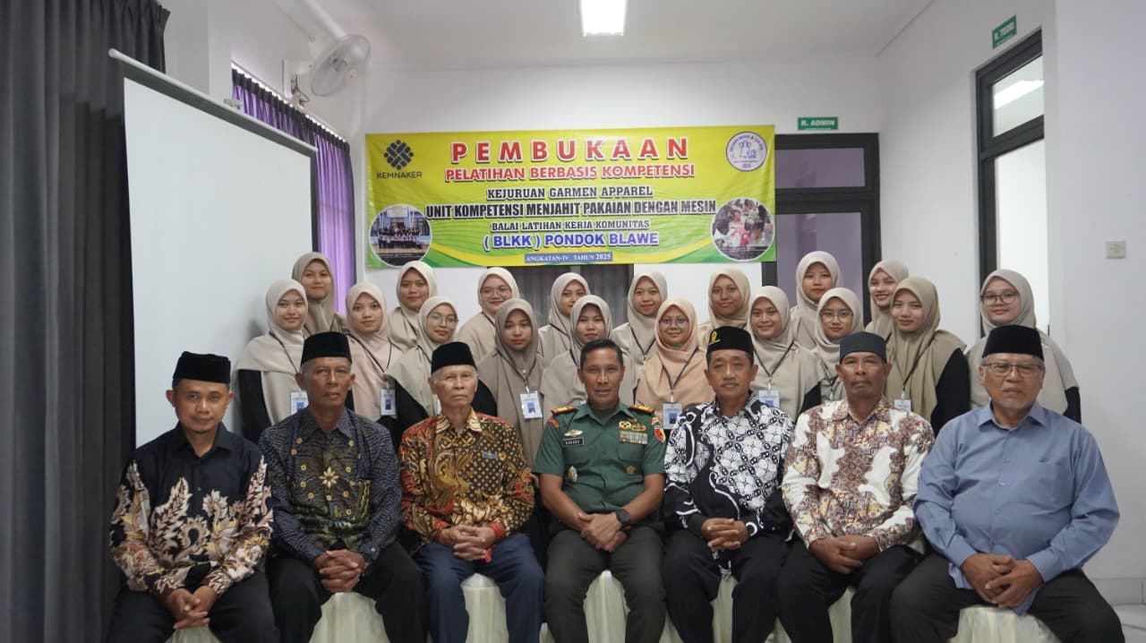 Pelatihan Menjahit BLKK di Ponpes Miftahul Huda Ditekankan untuk Kemandirian Ekonomi.