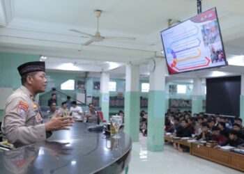 Kaurbinop Binmas Polres Nganjuk, Ipda Dwi Purnomo memberikan pembekalan Harkamtibmas kepada para santri Pondok Pesantren Al Ubaidah, Nganjuk, sebagai upaya meningkatkan kesadaran hukum, kedisiplinan, dan peran santri dalam menjaga keamanan serta ketertiban masyarakat, Selasa (23/12). Foto: Dok. PID Al Ubaidah