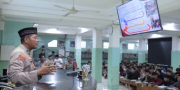 Kaurbinop Binmas Polres Nganjuk Ipda Dwi Purnomo memberikan pembekalan Harkamtibmas kepada para santri Pondok Pesantren Al Ubaidah Nganjuk sebagai upaya meningkatkan kesadaran hukum kedisiplinan dan peran santri dalam menjaga keamanan serta ketertiban masyarakat Selasa 2312 Foto Dok PID Al Ubaidah