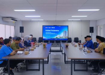 Jajaran Ponpes Wali Barokah Kediri dan FKG IIK Bhakta menggelar silaturahim untuk menginisiasi kerja sama di Ruang Dekanat FKG, Selasa (9/12), sebagai upaya meningkatkan layanan kesehatan santri. Foto: Dok. PID PPWB