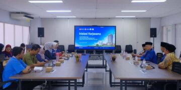 Jajaran Ponpes Wali Barokah Kediri dan FKG IIK Bhakta menggelar silaturahim untuk menginisiasi kerja sama di Ruang Dekanat FKG, Selasa (9/12), sebagai upaya meningkatkan layanan kesehatan santri. Foto: Dok. PID PPWB