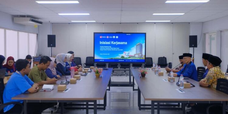 Jajaran Ponpes Wali Barokah Kediri dan FKG IIK Bhakta menggelar silaturahim untuk menginisiasi kerja sama di Ruang Dekanat FKG, Selasa (9/12), sebagai upaya meningkatkan layanan kesehatan santri. Foto: Dok. PID PPWB