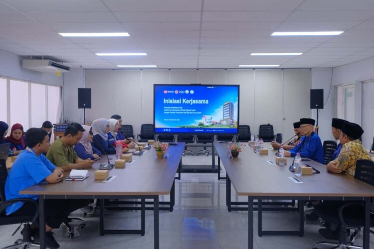 Jajaran Ponpes Wali Barokah Kediri dan FKG IIK Bhakta menggelar silaturahim untuk menginisiasi kerja sama di Ruang Dekanat FKG Selasa 912 sebagai upaya meningkatkan layanan kesehatan santri Foto Dok PID PPWB