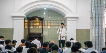 Ustadz Andika Faza menyampaikan tausiyah Jumat di Masjid Ponpes Wali Barokah Kediri mengajak santri membangun karakter alim dan fakih sebagai bekal menghadapi tantangan akhir zaman Foto Dok KIM PPWB