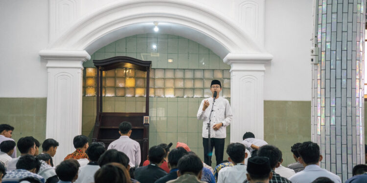 Ustadz Andika Faza menyampaikan tausiyah Jum’at di Masjid Ponpes Wali Barokah Kediri, mengajak santri membangun karakter alim dan fakih sebagai bekal menghadapi tantangan akhir zaman. Foto: Dok. KIM PPWB