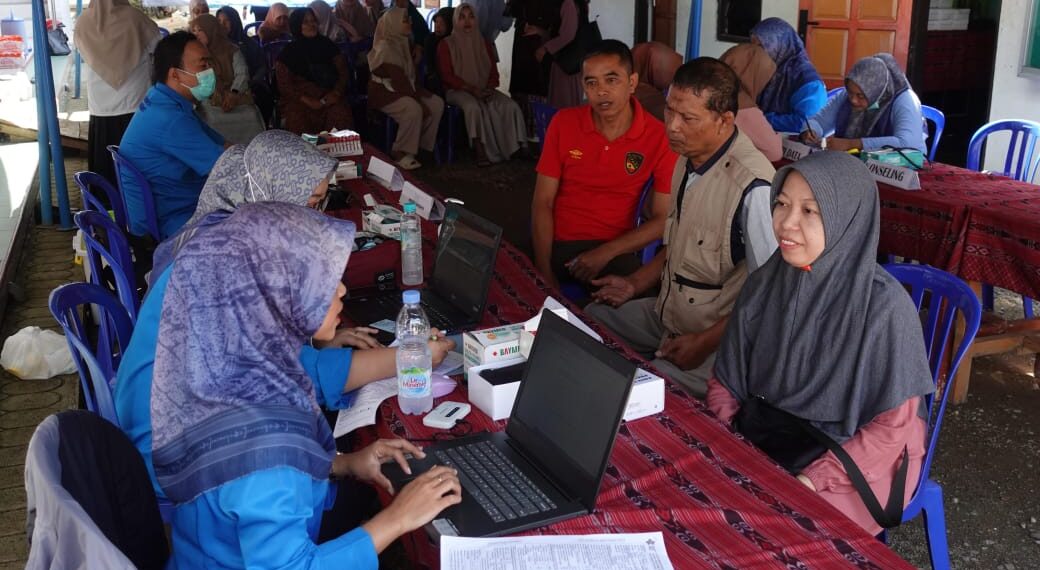 Tenaga medis Puskesmas Tegalombo mendata dan memeriksa kesehatan warga dalam layanan kesehatan gratis di Masjid Baitul A’la, PC LDII Pacitan, Rabu (10/12). Foto: Dok. LINES Pacitan.