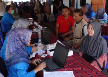 Tenaga medis Puskesmas Tegalombo mendata dan memeriksa kesehatan warga dalam layanan kesehatan gratis di Masjid Baitul A’la, PC LDII Pacitan, Rabu (10/12). Foto: Dok. LINES Pacitan.