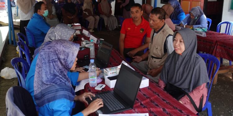 Tenaga medis Puskesmas Tegalombo mendata dan memeriksa kesehatan warga dalam layanan kesehatan gratis di Masjid Baitul A’la, PC LDII Pacitan, Rabu (10/12). Foto: Dok. LINES Pacitan.