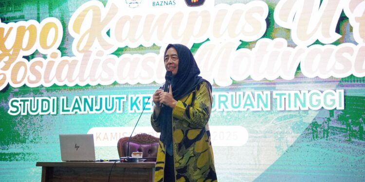 Wakil Direktur Akademik PSDKU Universitas Brawijaya (UB) Kediri, Prof. Anik Martinah Hariati, saat menyampaikan paparan dalam kegiatan Expo Kampus dan sosialisasi pendidikan tinggi yang digelar PKPPS Ulya Wali Barokah, Kamis (18/12). Foto: Dok. KIM PPWB