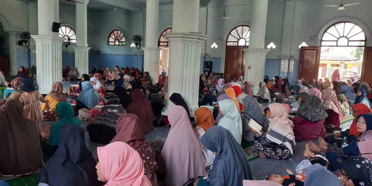 Warga LDII Sukodadi mengisi peringatan Hari Ibu dengan menggelar pengajian di Masjid An Namiroh, Rabu (24/12). Foto: Dok. LINES Lamongan