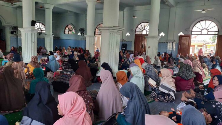 Warga LDII Sukodadi mengisi peringatan Hari Ibu dengan menggelar pengajian di Masjid An Namiroh Rabu 2412 Foto Dok LINES Lamongan