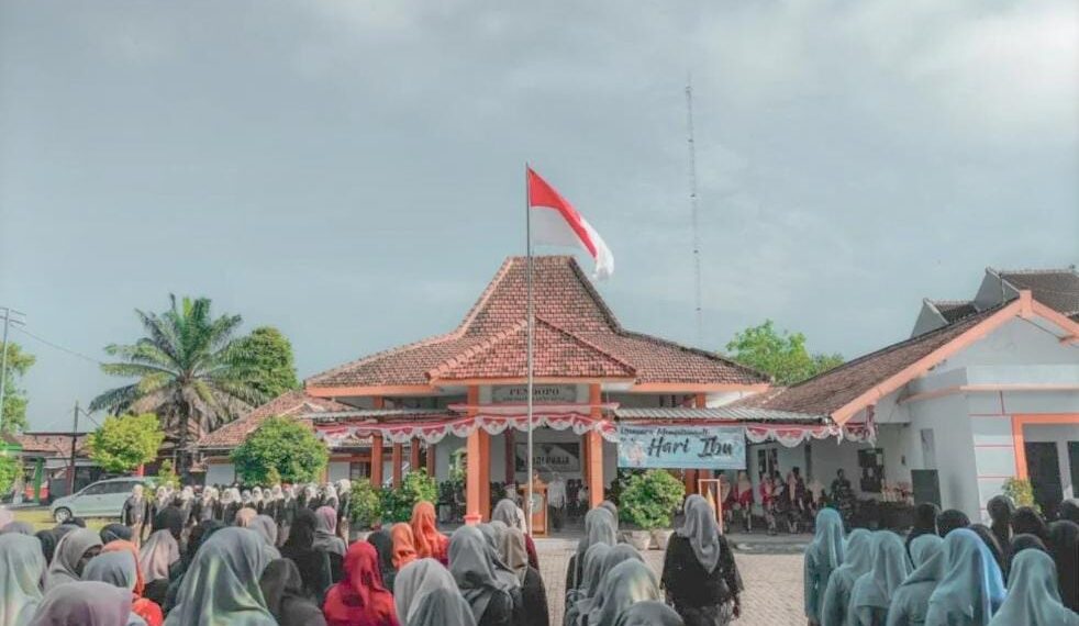 Sejumlah santriwati Pondok Pesantren Ponpes Millenium Alfiena turut mengikuti upacara peringatan Hari Ibu ke97 di halaman Kantor Kecamatan Lengkong Kabupaten Nganjuk Selasa 22122025 Dok LINES | LDII JAWA TIMUR Sejumlah santriwati Pondok Pesantren Ponpes Millenium Alfiena turut mengikuti upacara peringatan Hari Ibu ke 97 di halaman Kantor Kecamatan Lengkong Kabupaten Nganjuk Selasa 22122025 Dok LINES