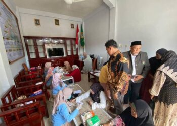 Suasana layanan cek kesehatan gratis yang digelar LDII bekerja sama dengan Dinas Kesehatan Kabupaten Luwu Utara, Sabtu (20/12). Foto: Dok. LINES Luwu Utara
