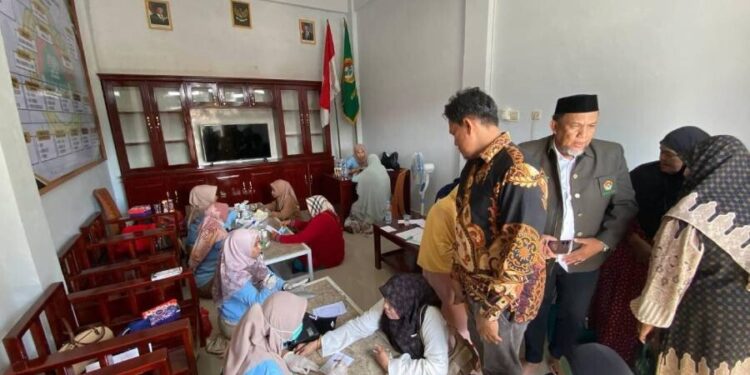 Suasana layanan cek kesehatan gratis yang digelar LDII bekerja sama dengan Dinas Kesehatan Kabupaten Luwu Utara, Sabtu (20/12). Foto: Dok. LINES Luwu Utara