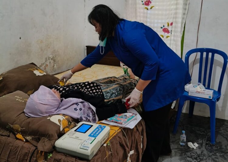 Tenaga medis dari Puskesmas Tegalombo melakukan pemeriksaan jantung kepada salah satu warga dalam layanan kesehatan gratis yang digelar bekerja sama dengan PC LDII Pacitan Foto Dok LINES Pacitan