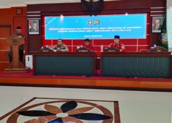 FKUB Kota Blitar menggelar Dialog Kebangsaan dan Kerukunan Umat Beragama di Ruang Sasana Praja Kantor Pemerintah Kota Blitar, Kamis (27/11). Acara ini diikuti perwakilan berbagai organisasi masyarakat untuk memperkuat kerukunan dan stabilitas kehidupan berbangsa. Foto: Dok. Lines Kota Blitar