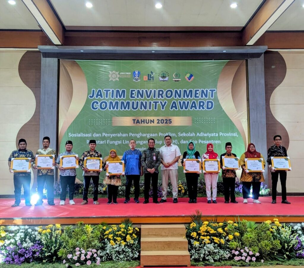 Ponpes Millenium Alfiena bersama ponpoes lainnya menerima penghargaan Eco Pesantren dari Pemerintah Provinsi Jawa Timur. Dok: LINES.