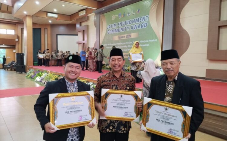 Ponpes Millenium Alfina meraih penghargaan Aec Pesantren dalam ajang Jatim Environment Community Award yang digelar di Surabaya Selasa 2412 Dok LINES