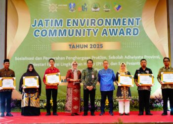 Pondok Pesantren Wali Barokah, Kota Kediri, meraih Penghargaan Eco Pesantren Kategori Pratama dalam ajang Jatim Environment Community Award 2025 yang digelar Dinas Lingkungan Hidup (DLH) Provinsi Jawa Timur, Rabu (24/12), di Gedung Graha Wisata Surabaya. Foto: Dok. LINES Kediri