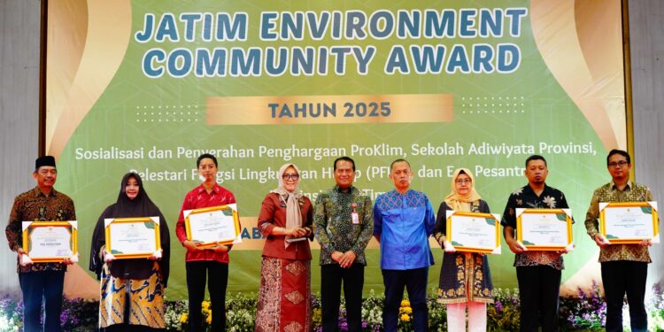 Pondok Pesantren Wali Barokah, Kota Kediri, meraih Penghargaan Eco Pesantren Kategori Pratama dalam ajang Jatim Environment Community Award 2025 yang digelar Dinas Lingkungan Hidup (DLH) Provinsi Jawa Timur, Rabu (24/12), di Gedung Graha Wisata Surabaya. Foto: Dok. LINES Kediri
