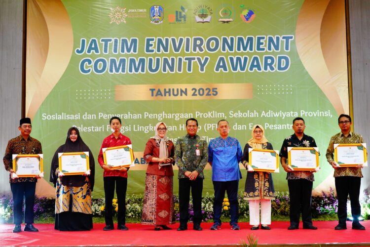Pondok Pesantren Wali Barokah Kota Kediri meraih Penghargaan Eco Pesantren Kategori Pratama dalam ajang Jatim Environment Community Award 2025 yang digelar Dinas Lingkungan Hidup DLH Provinsi Jawa Timur Rabu 2412 di Gedung Graha Wisata Surabaya Foto Dok LINES Kediri