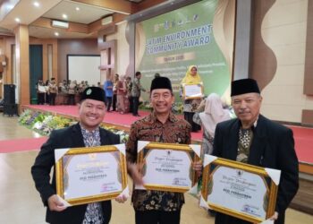 Pengurus Ponpes Millenium Alfiena, Adjie Royyan (kiri), menegaskan bahwa program Eco Pesantren membimbing santri tidak hanya untuk memperkuat keimanan, tetapi juga menumbuhkan kepedulian terhadap sesama dan lingkungan. Foto: Dok. LINES Nganjuk
