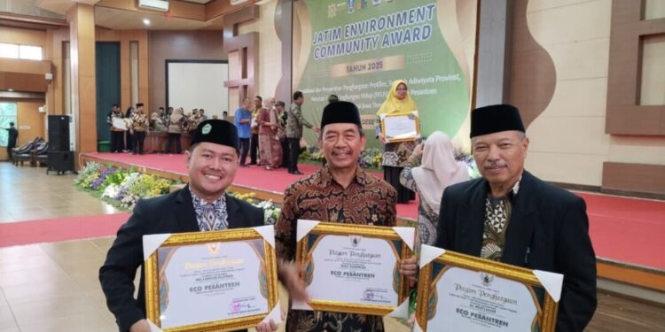 Pengurus Ponpes Millenium Alfiena, Adjie Royyan (kiri), menegaskan bahwa program Eco Pesantren membimbing santri tidak hanya untuk memperkuat keimanan, tetapi juga menumbuhkan kepedulian terhadap sesama dan lingkungan. Foto: Dok. LINES Nganjuk