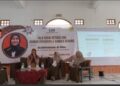 Kepala Unit Medical Center dan Klinik Pratama Universitas Sebelas Maret (UNS) Dr. Selfi Handayani, dr., M.Kes., bersama moderator menyampaikan materi dalam Talk Show Deteksi Dini Kanker Payudara dan Serviks yang digelar Pengurus Wanita LDII Pacitan di Masjid Baitul A’la pada Minggu, (7/12). Foto: Dok. LINES Pacitan.